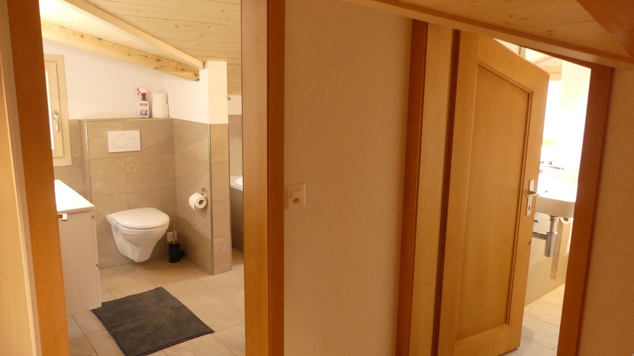 Bad und separates WC im 2. Obergeschoss Bad und separates WC im 2. Obergeschoss